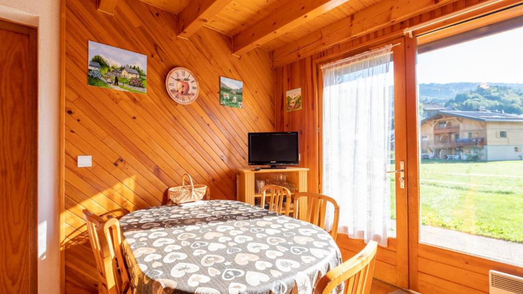 TV a/nebo společenská místnost v ubytování 35 CHALET - Chalet lumineux 6 pers