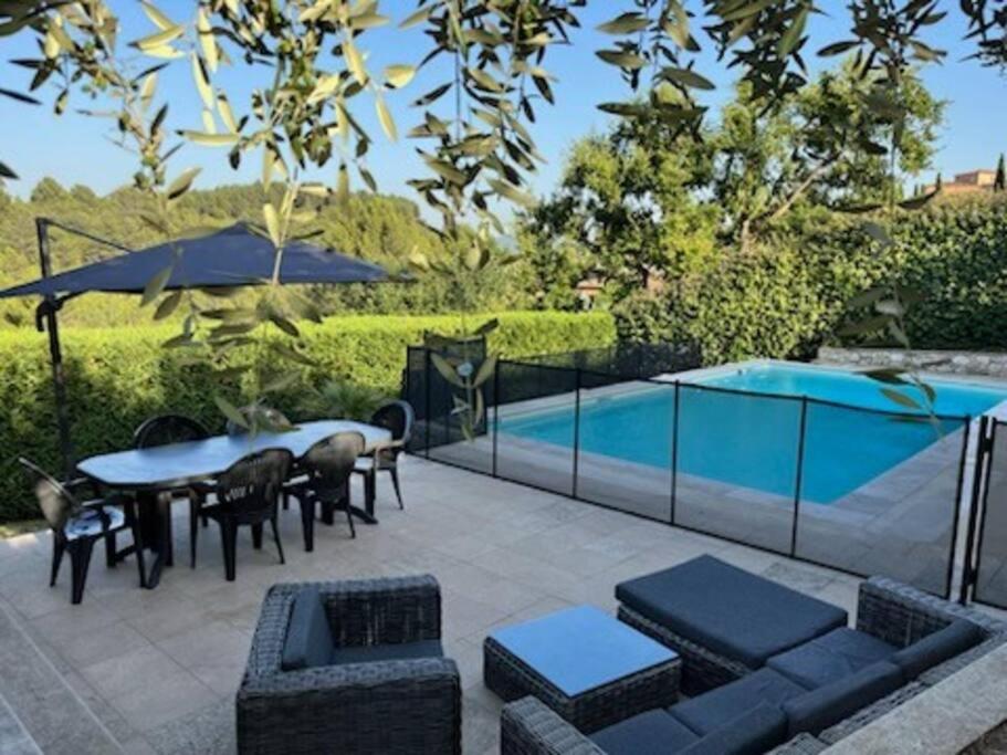 Photo de la galerie de l'établissement Villa avec piscine vue Sainte Victoire, à Châteauneuf-le-Rouge