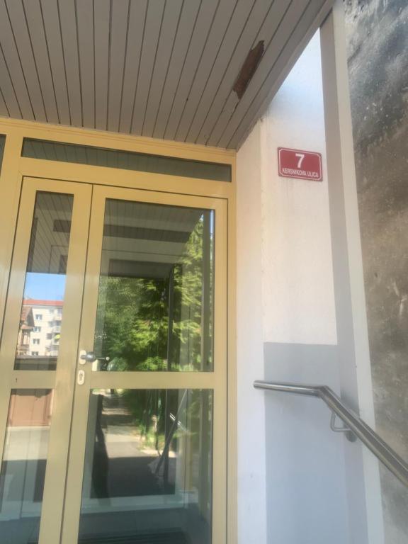 Una puerta a un edificio con un cartel. en Apartma Nadja en Maribor