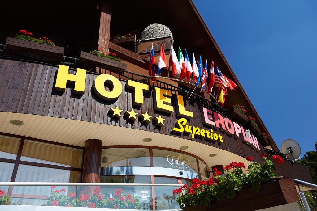 znak hotelowy na przedniej części budynku w obiekcie Hotel Eroplán w mieście Rožnov pod Radhoštěm