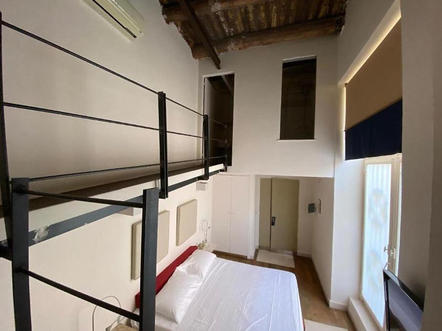 Łóżko lub łóżka w pokoju w obiekcie Micalò Art Rooms