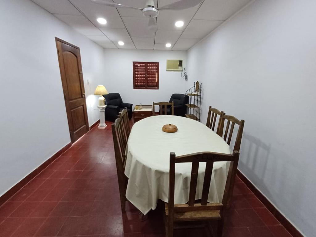 a dining room with a table and chairs in a room at Casa familiar in Corrientes