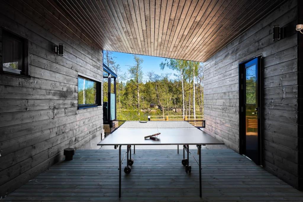 una mesa de ping pong en el medio de una habitación en Villa Syreeni - Seafront/Jacuzzi, 