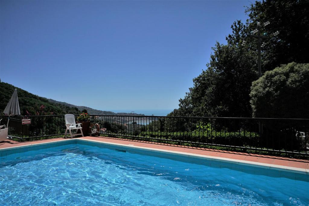 Basen w obiekcie Blue Lodge Lerici lub w pobliżu