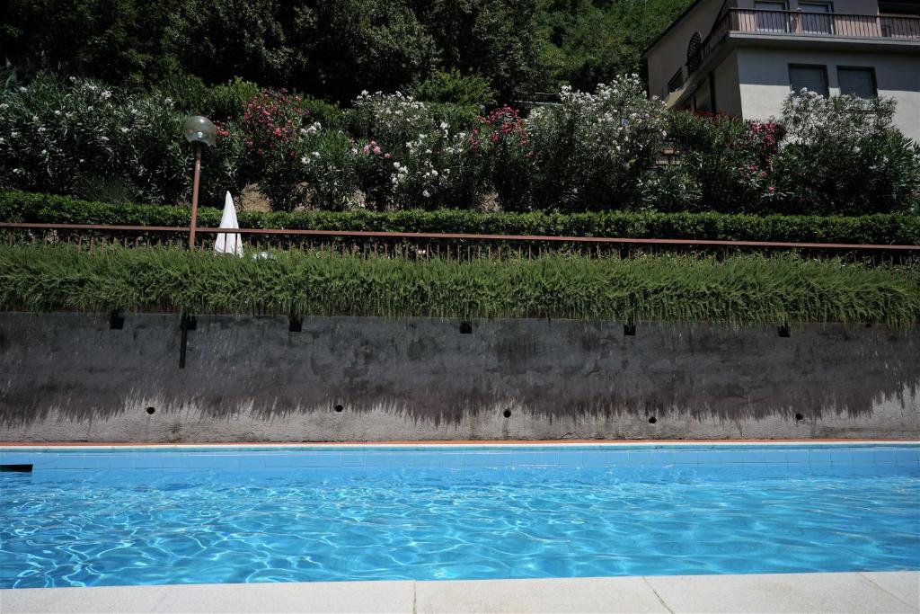 Basen w obiekcie Blue Lodge Lerici lub w pobliżu
