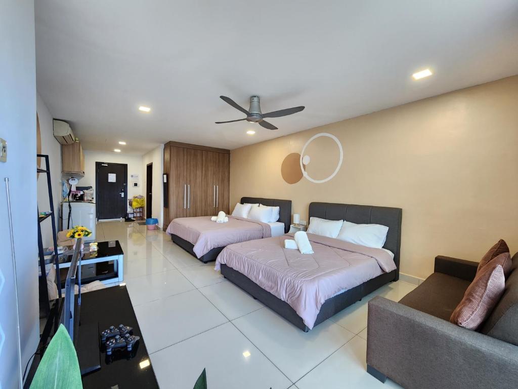 une chambre d'hôtel avec deux lits et un canapé dans l'établissement KSL City Mall D'esplanade Muji Style Studio, à Johor Bahru