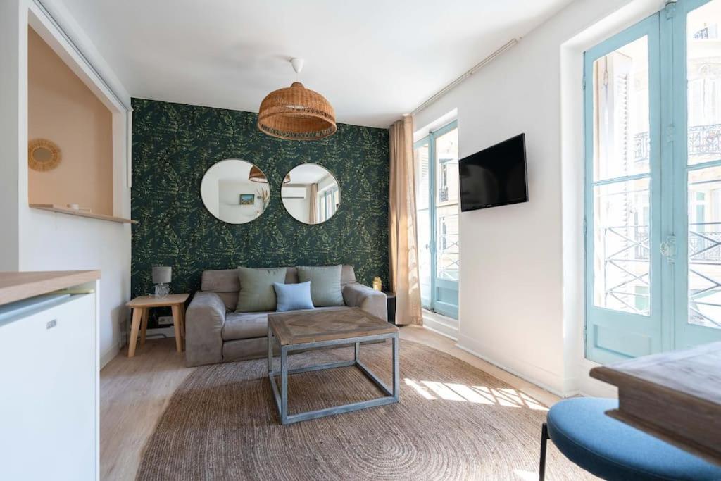 Televízia a/alebo spoločenská miestnosť v ubytovaní T2 - Rue de la République - Cosy