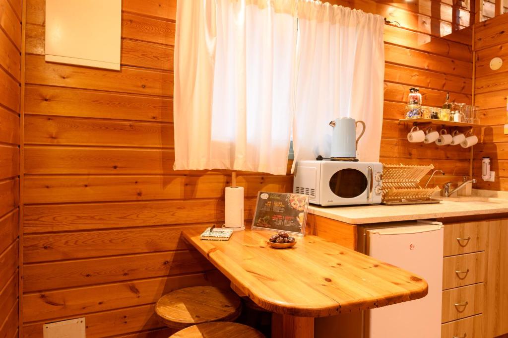 Kuchyň nebo kuchyňský kout v ubytování Belfer's Dead Sea Cabins