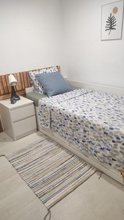 ein Schlafzimmer mit einem Bett und einem Nachttisch neben einem Bett sidx sidx sidx in der Unterkunft Casa Mari 