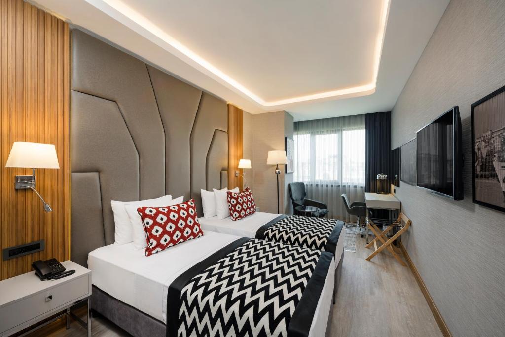 Postel nebo postele na pokoji v ubytování Ramada Encore by Wyndham Istanbul Sisli