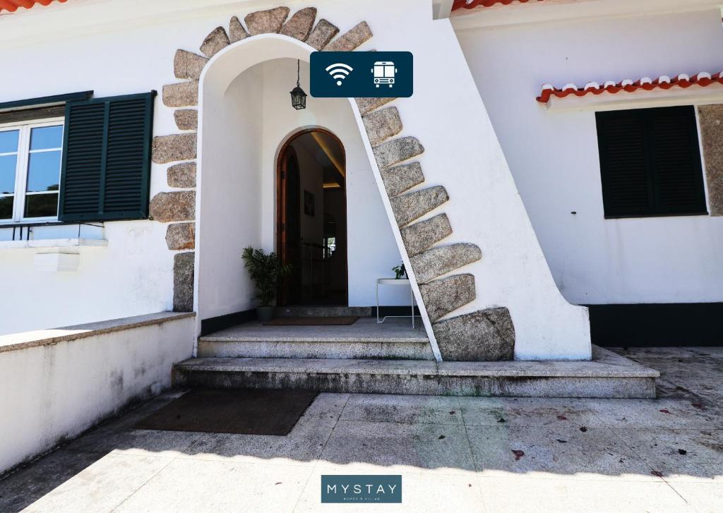 un bâtiment avec un escalier menant à une porte dans l'établissement MyStay - Lira's Guest House, à Porto