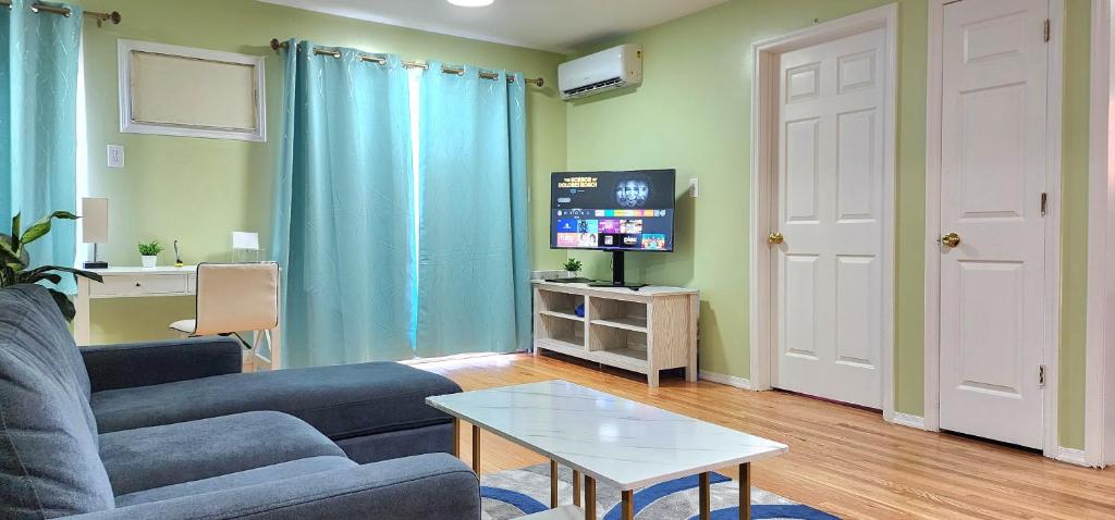 A seating area at Modern 2BR Apartment Jamaica Queens NYC