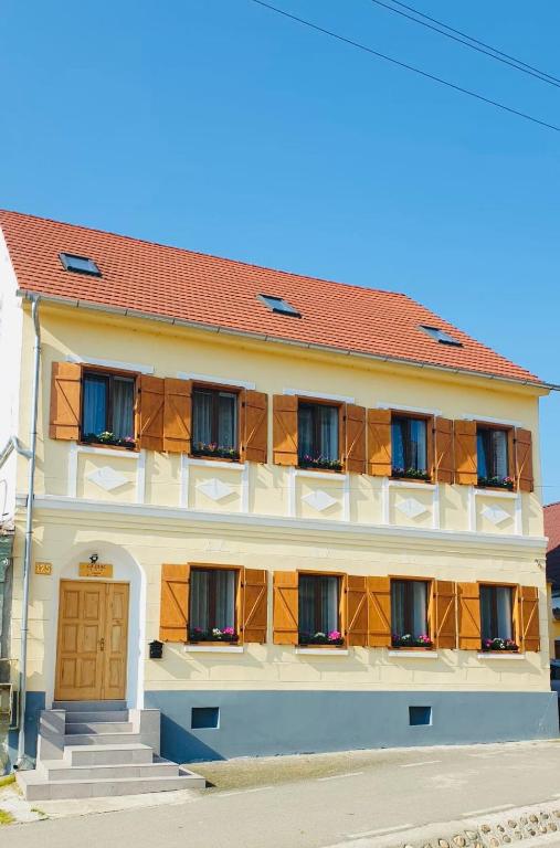 ein großes weißes Gebäude mit rotem Dach in der Unterkunft Casa LA SAAL - Seica Mare Sibiu in Şeíca Mare