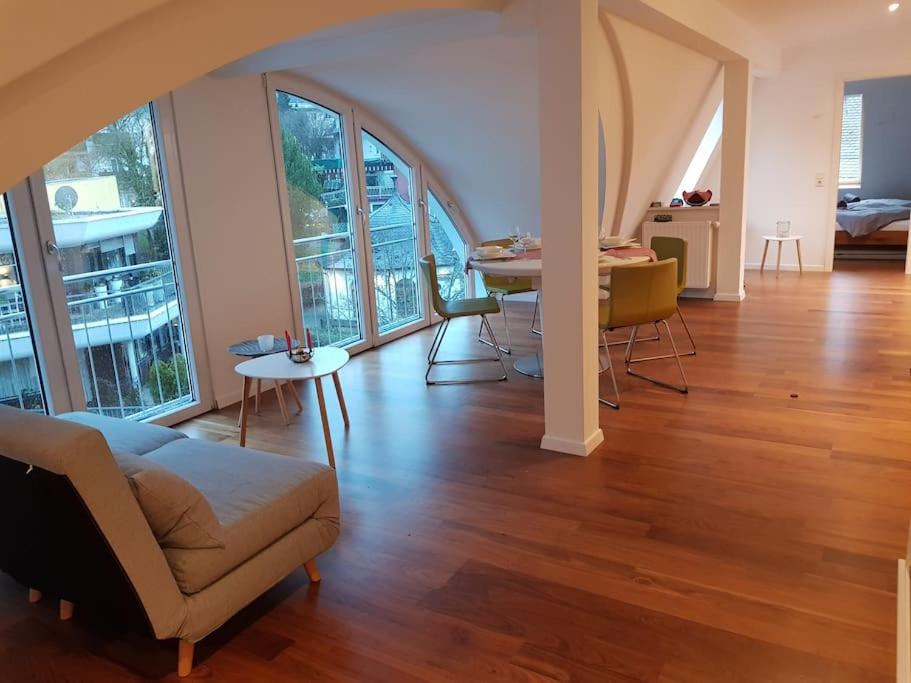 ein Wohnzimmer mit einem Sofa und einem Tisch in der Unterkunft Penthouse über den Dächern Badenweilers in Badenweiler
