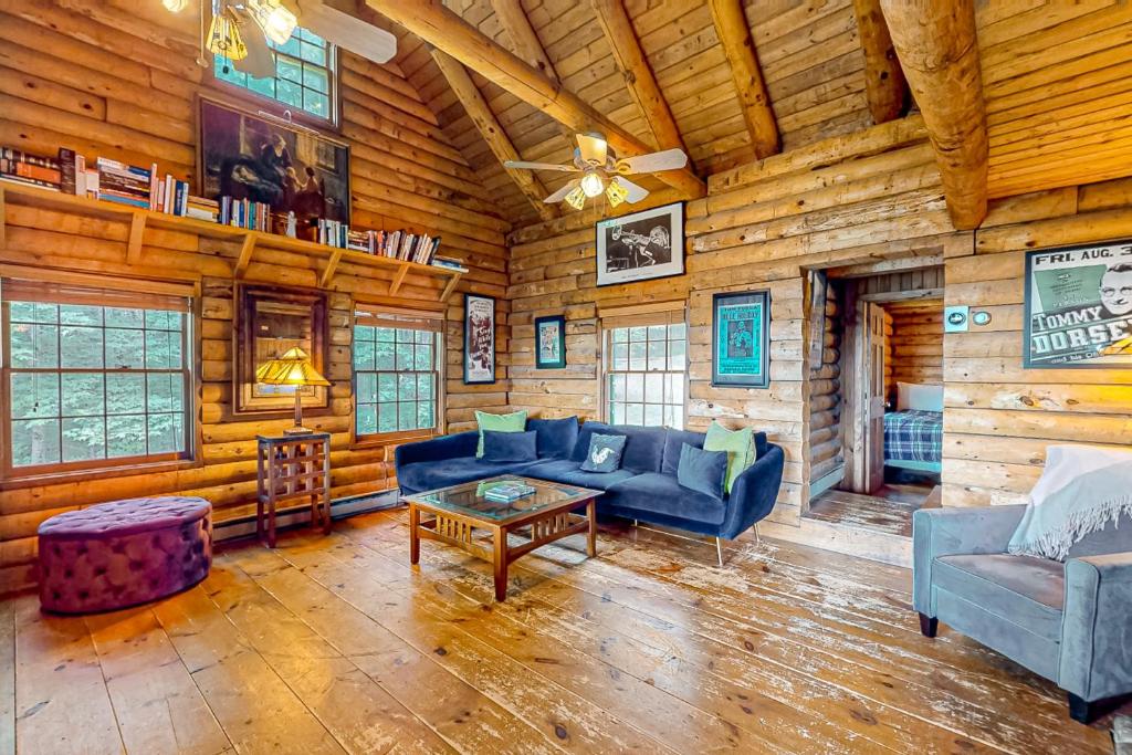 a living room with furniture in a log cabin at Cabin in the Vermont Woods in Hyde Park