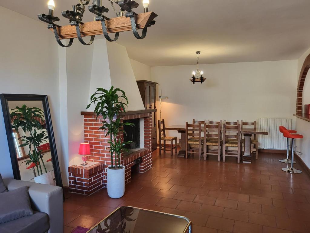 un soggiorno con camino e una sala da pranzo di Appartamento con Camino in Centro Storico a Bevagna
