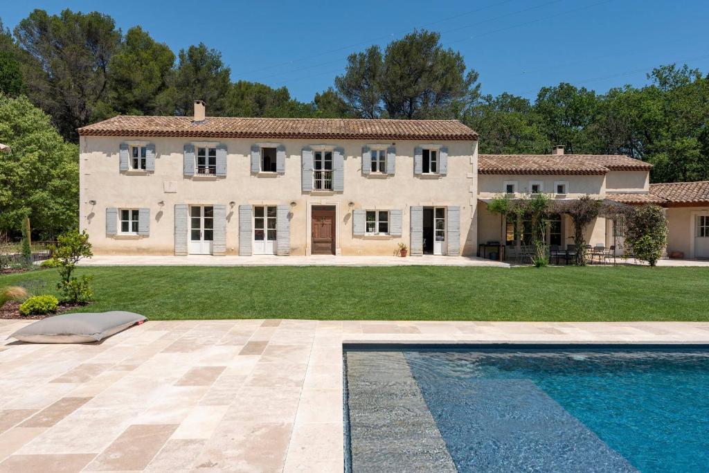 una casa grande con piscina frente a ella en Mas de Lure, en Salon-de-Provence