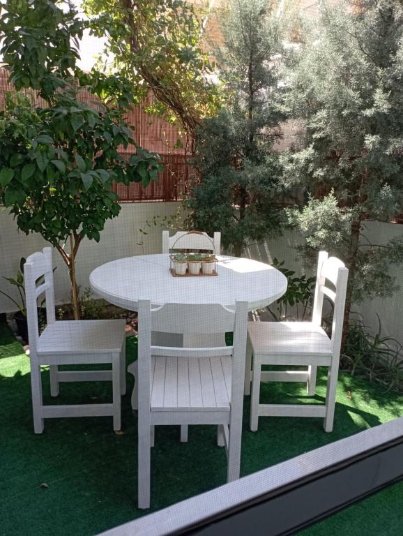 a white table with two chairs and a table with a cake on it at ΤΟ ΔΙΑΜΕΡΙΣΜΑ ΤΗΣ ΜΑΙΡΗΣ or MARY'S APARTMENT in Paradeísion