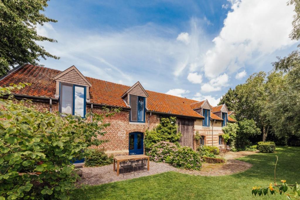 una vista exterior de una casa con patio en De Zwarte Stok, en Riemst