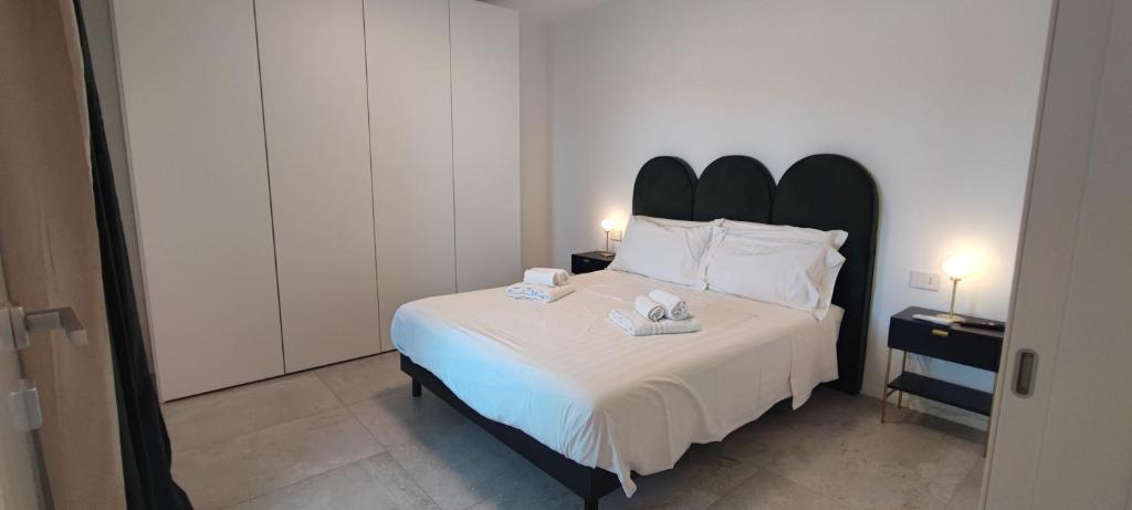 Giường trong phòng chung tại Marisabella Suite Spa 2