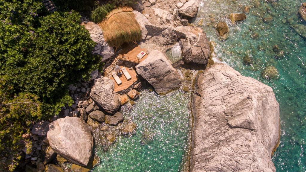 ファラリアにあるPerdue Hotelの岩の島の水上風景