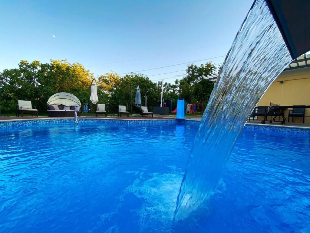 uma fonte de água numa piscina em APARTMENTS LA NATURE MOSTAR-HODBINA em Mostar