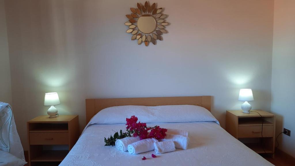 Un pat sau paturi într-o cameră la Sardegna casa vacanze La bouganville