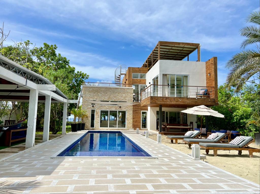 une villa avec une piscine et une maison dans l'établissement Alquiler de Casa Completa-Casa Iguana Del Mar, à San Andrés