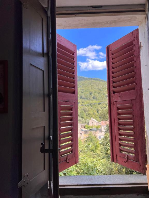une fenêtre ouverte avec vue sur une montagne dans l'établissement Gite casa mea, à Santa-Lucia-di-Mercurio