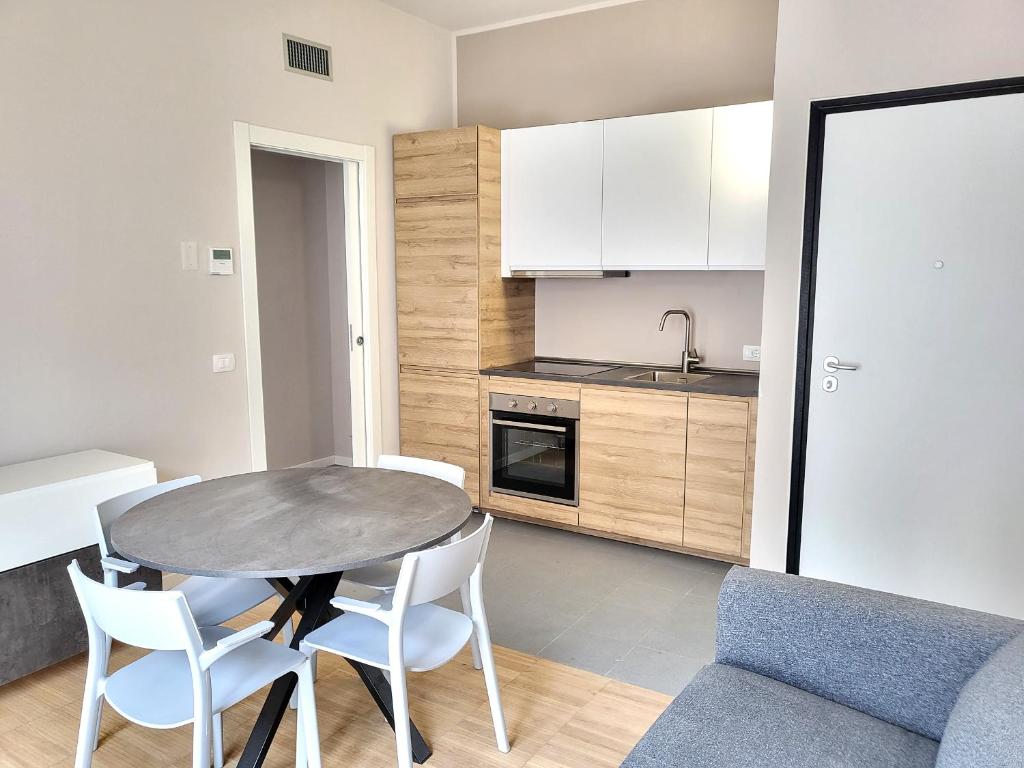 a kitchen and dining room with a table and chairs at Rho Mind Fiera House in Rho