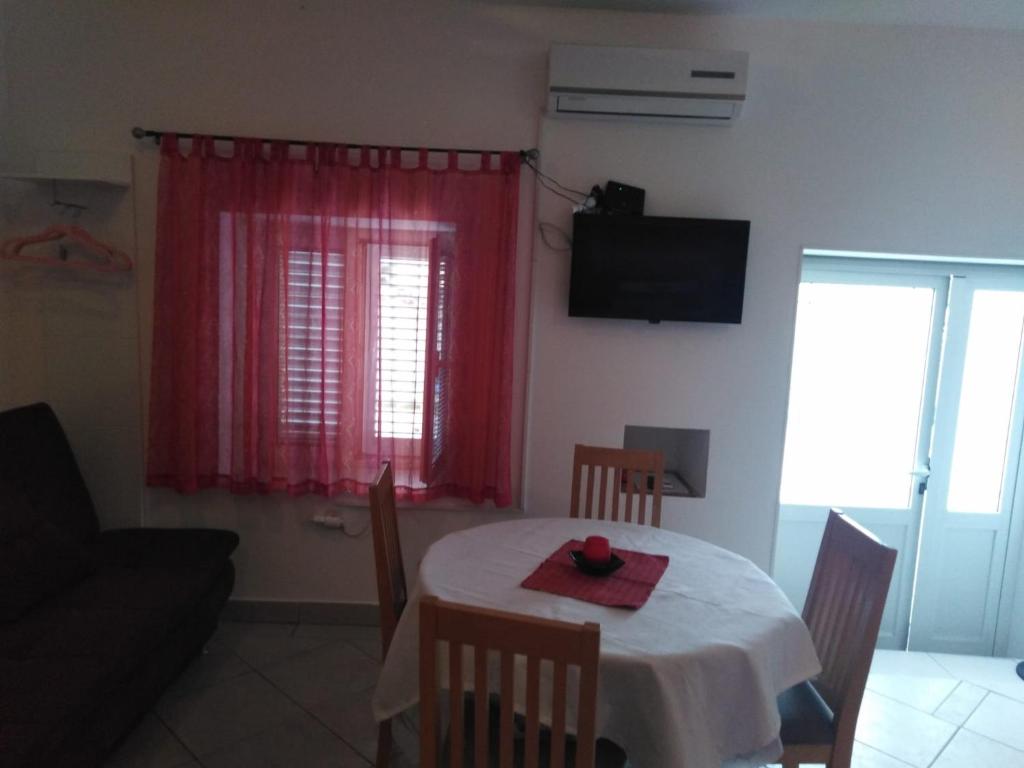 TV a/nebo společenská místnost v ubytování Apartman Cvitan
