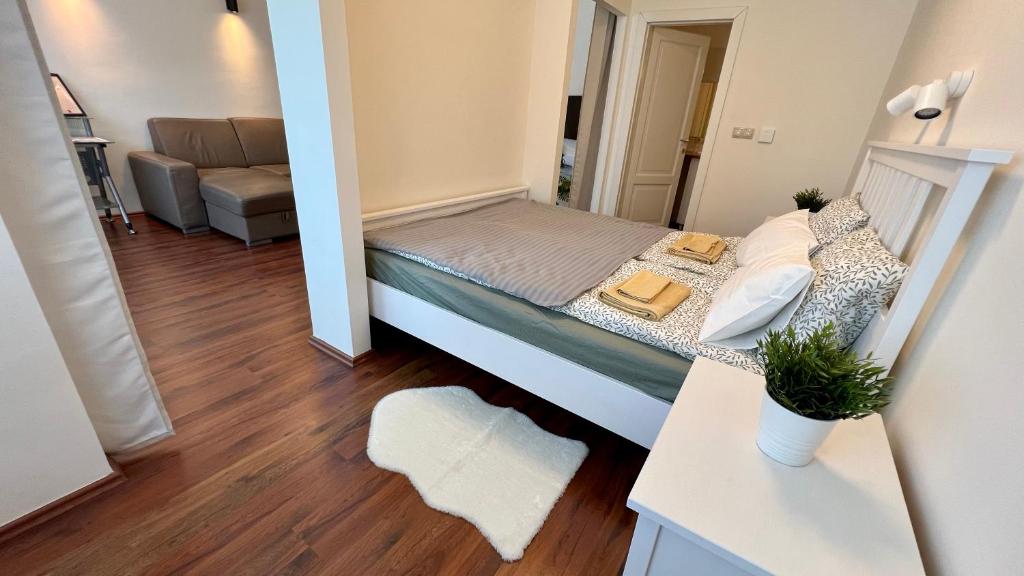 um pequeno quarto com uma cama num quarto em Casa Maria em Budapeste