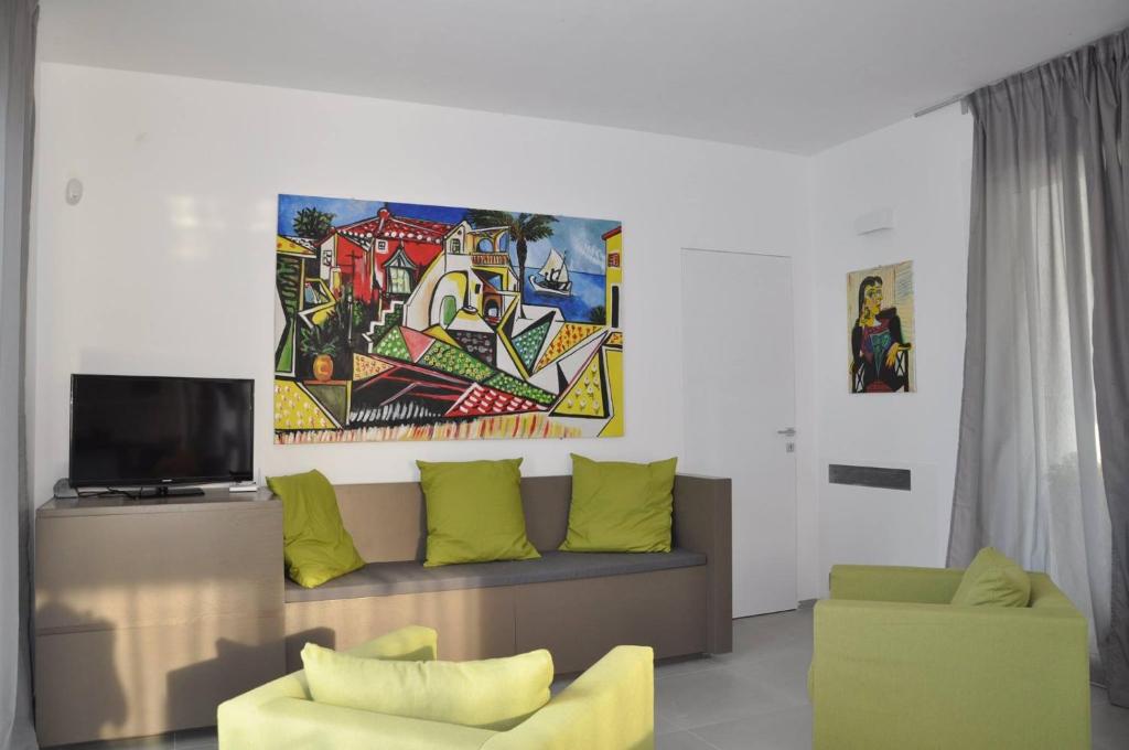 salon z kanapą i telewizorem w obiekcie Casa Solà w mieście Menfi