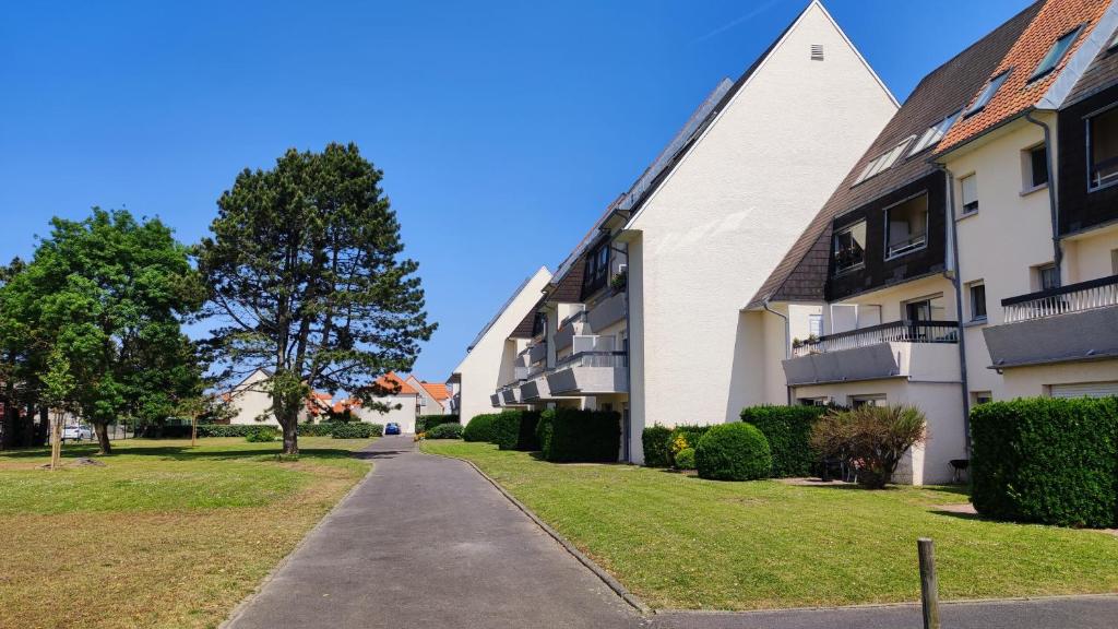 une passerelle à côté d'un immeuble dans l'établissement Studio Les Corsaires, à Berck-sur-Mer