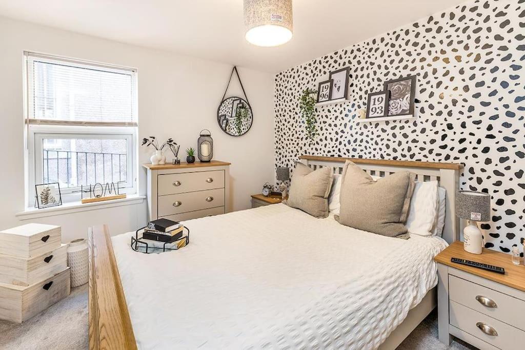 um quarto com uma grande cama branca e uma janela em Modern 2 bedroom Flat in Montrose em Montrose
