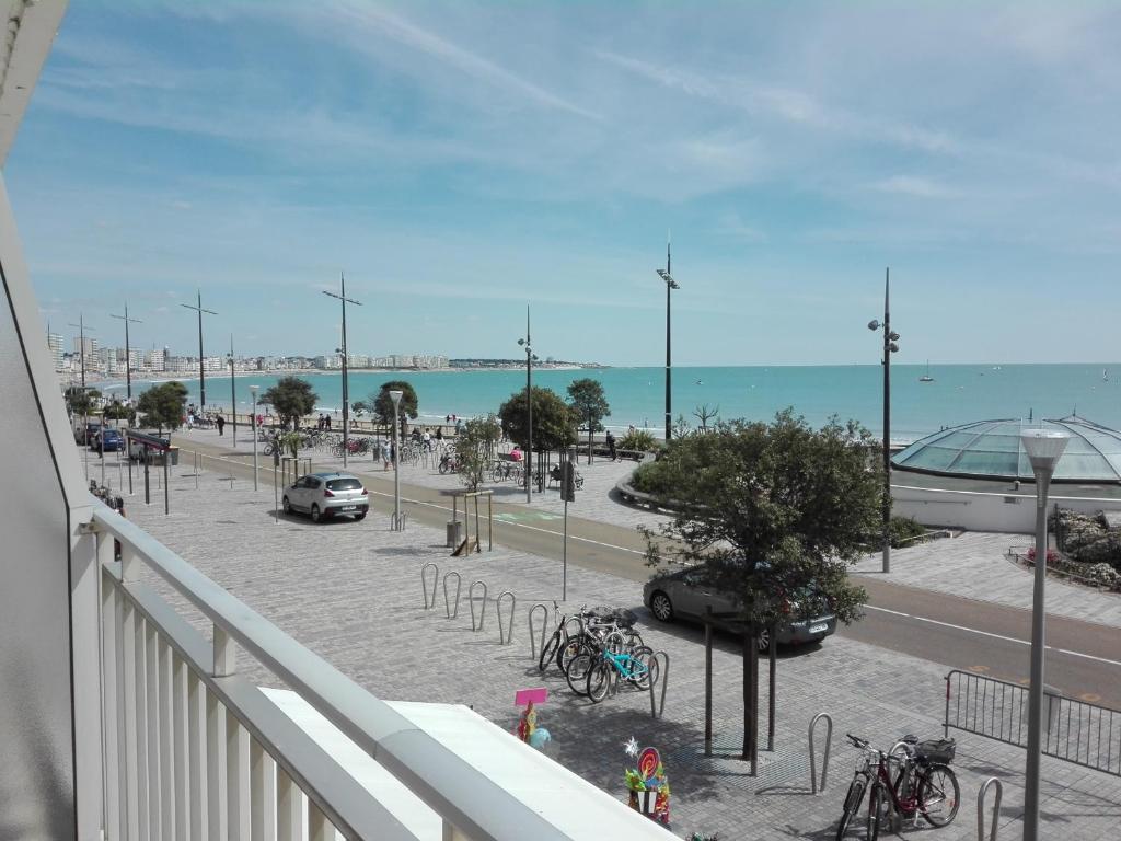 - une vue sur un parking à côté de la plage dans l'établissement Studio confortable face à la plage, Sables-d'Olonne - FR-1-331-196, à Les Sables-dʼOlonne