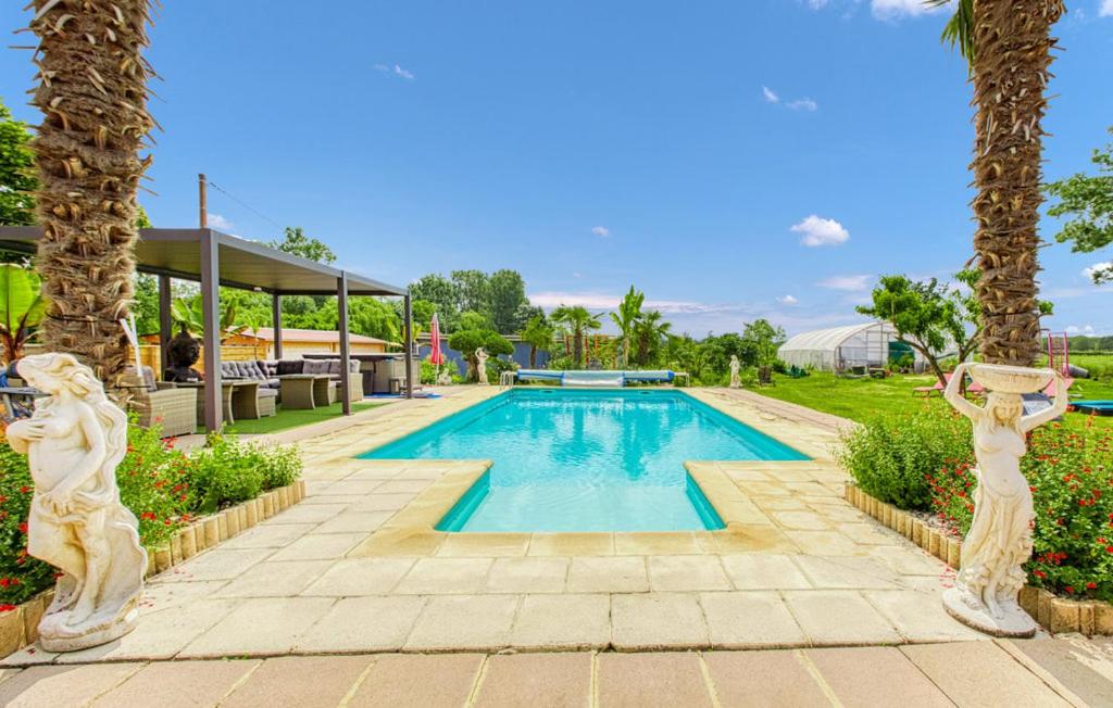 Bazén v ubytovaní Nid du merle avec sauna et jacuzzi privatif alebo v jeho blízkosti