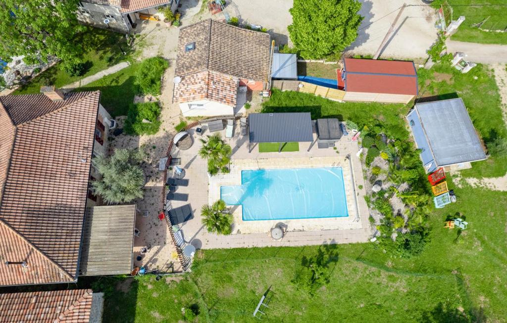 Bazén v ubytovaní Nid du merle avec sauna et jacuzzi privatif alebo v jeho blízkosti