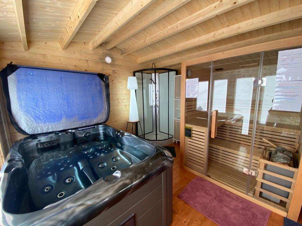 Fotografia z galérie ubytovania Nid du merle avec sauna et jacuzzi privatif v destinácii Septfonds
