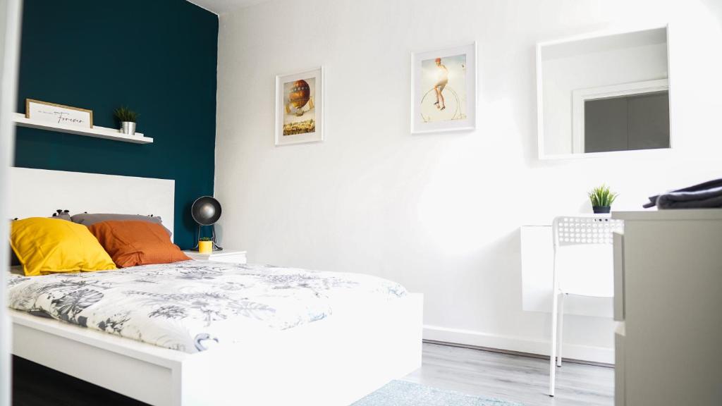 1 dormitorio con cama blanca y pared verde en Convenient Shared Living Near City Center en Liverpool