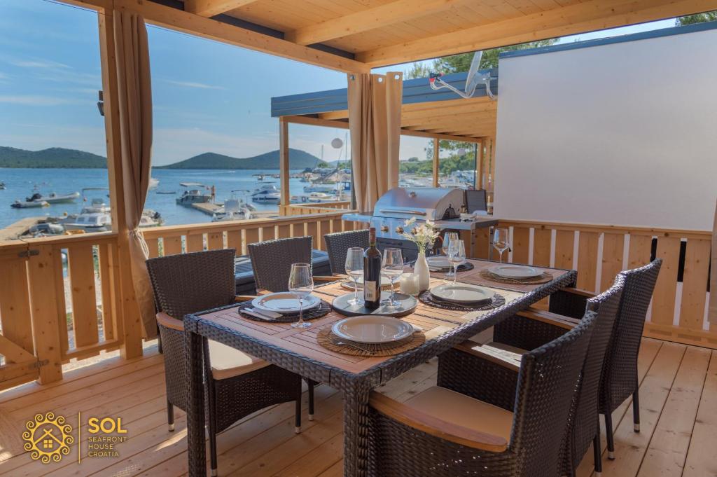 Restaurace v ubytování SOL- Seafront House Croatia: your holiday first row to the beach