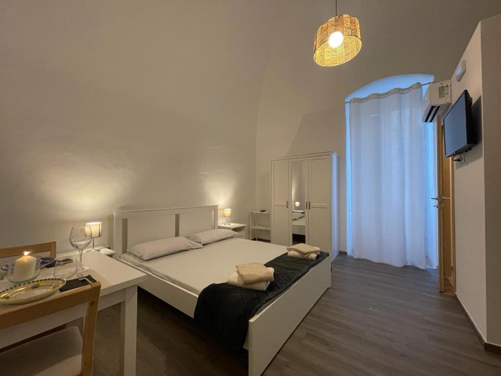 Postel nebo postele na pokoji v ubytování ROOMS 69- Appartaments Francesca e Comasia