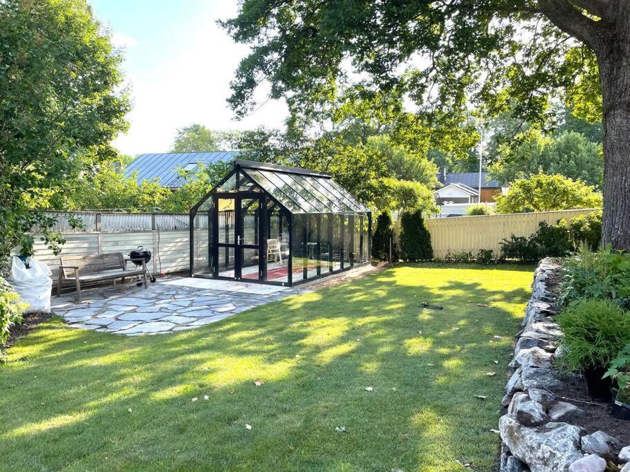 einen Pavillon mit einer Bank im Hof in der Unterkunft Idyllic Suite in the Heart of Tammisaari in Tammisaari