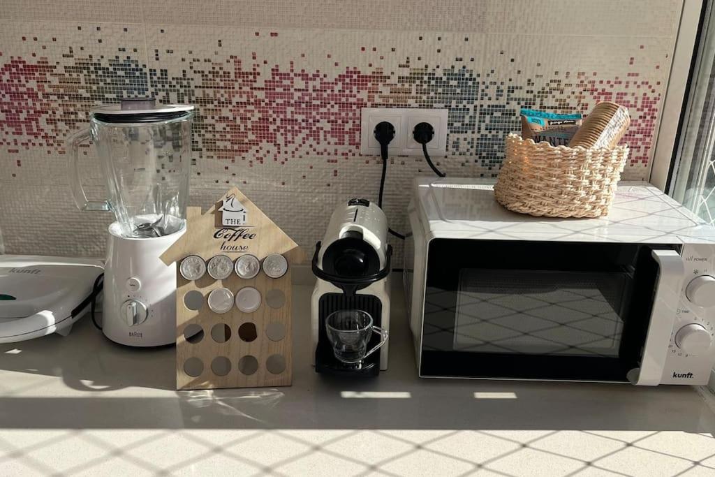 un comptoir de cuisine avec un four micro-ondes et un mixeur dans l'établissement Charming apartment in Lisbon, à Lisbonne