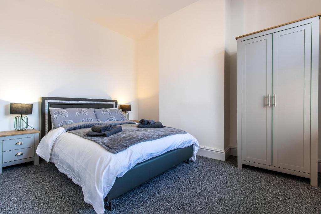 a bedroom with a large bed and a closet at Warburton House, Newark - Walking distance from North Gate Train Station & Market Place in Newark upon Trent