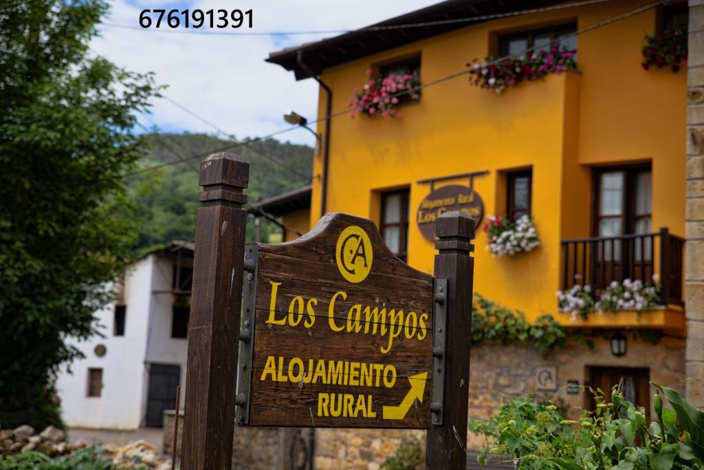 科里奧的住宿－Casa Rural Los campos，黄色建筑前面的标志