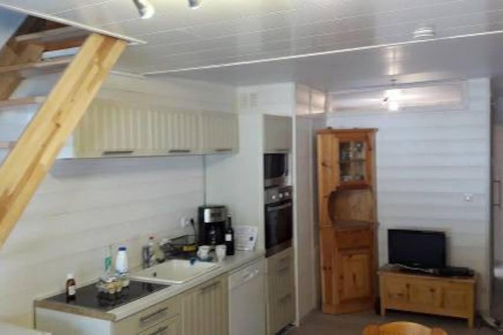 une cuisine avec un évier et une cuisinière four supérieur dans l'établissement Appartement Le Carlina 22B -MERCI DE LIRE TOUT ET disposition des chambres pour éviter une mauvaise note - Ce nest PAS un Hôtel - MINIMUM 5 nuits - sans le linge de maison - Vue sur le Criou - Sil y a de la place sur le parking, vous pouvez vous y garer, à Samoëns