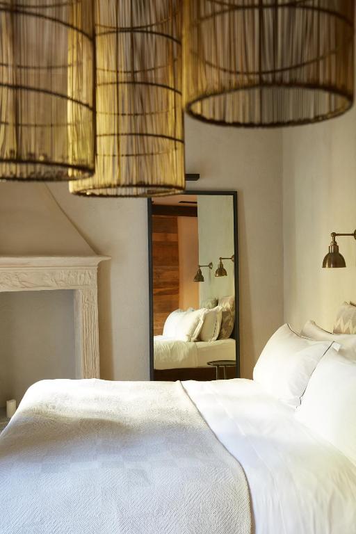 Postel nebo postele na pokoji v ubytování Relais Castello di Morcote