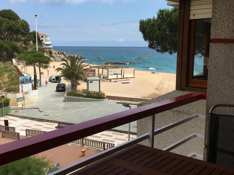 een balkon met uitzicht op het strand en de oceaan bij Apartament amb vistes in Platja  d'Aro