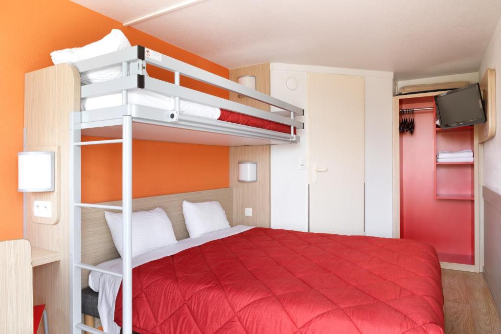 um quarto com uma cama vermelha e beliches em Première Classe Châlons-en-Champagne em Saint-Martin-sur-le-Pré